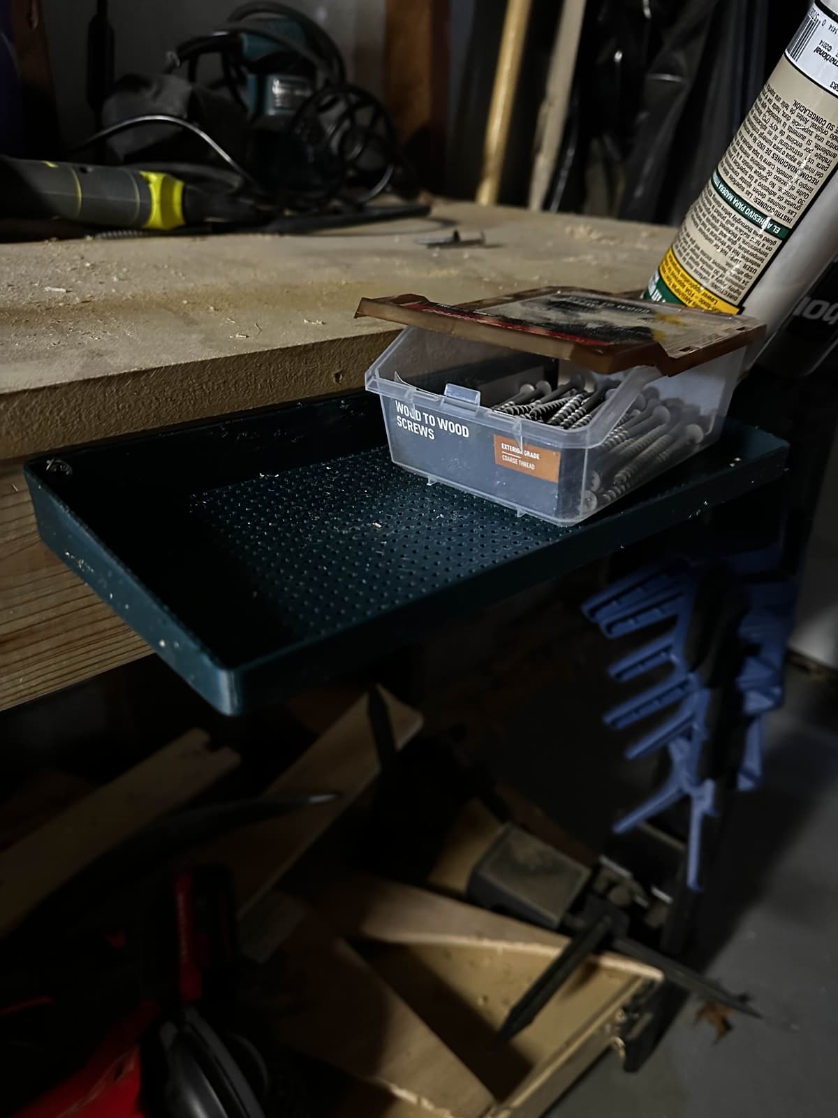 Dust-resistant workshop trays